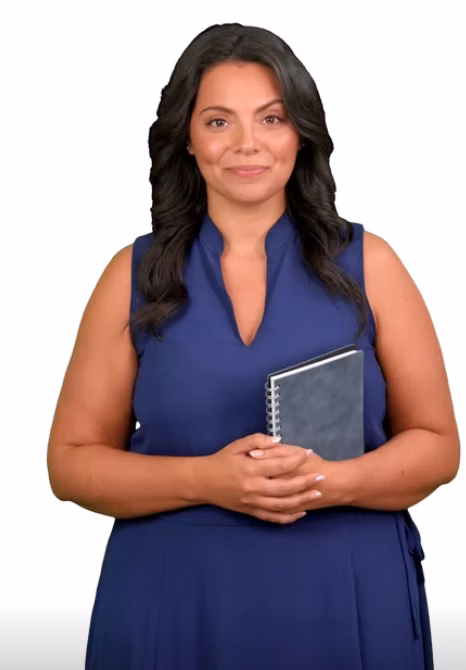 Miriam, Online-Marketing-Expertin, hält ein Notizbuch.